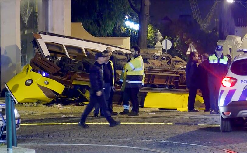 Viele Verletzte: Die Straßenbahn in Lissabon ist entgleist.