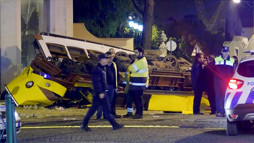 Viele Verletzte: Die Straßenbahn in Lissabon ist entgleist. Viele Verletzte: Die Straßenbahn in Lissabon ist entgleist.
