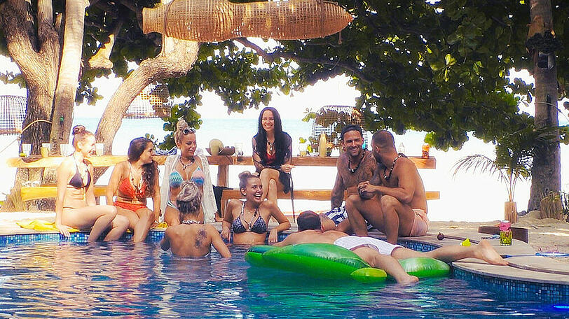 Isabell, Meike, Jade, Michelle, Julia, Sarah, Marco, Filip und Serkan (v.l.) vergnügen sich bei "Bachelor in Paradise"