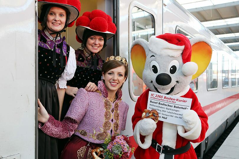 Neben den Schwarzwaldmädels steigt die Europapark-Maus aus Rust bei Freiburg aus. Und auch die Chrysanthemenkönigin aus dem badischen Lahr sagt schnell Hallo hier am Münchner Hauptbahnhof.