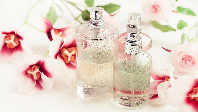 Bodysprays mit Rosenöl verleihen Trägerinnen einen blumigen Duft. Bodysprays mit Rosenöl verleihen Trägerinnen einen blumigen Duft.