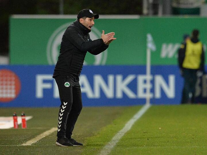 Trainer Stefan Leitl von Fürth gestikuliert. Foto: Timm Schamberger/dpa