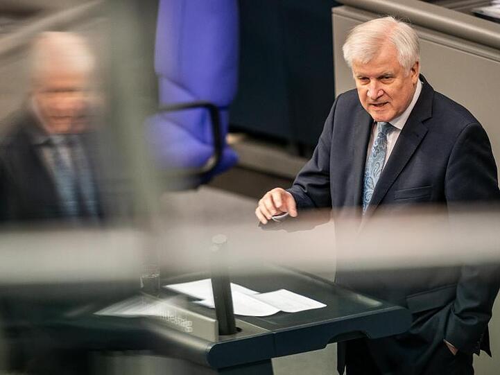 Innenminister Seehofer spricht in der Bundestagsdebatte zur Bekämpfung von Antisemitismus.