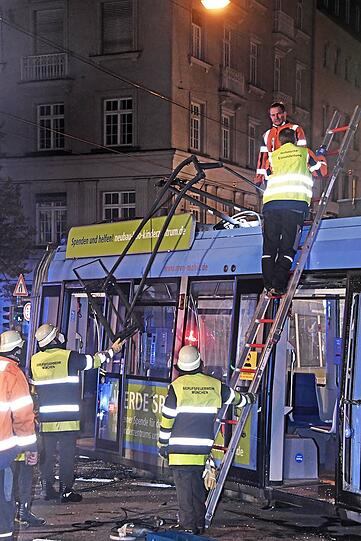21.11.20
Fraunhofer-/Auenstraße, München
Verkehrsunfall Geländewagen AMG gg. Straßenbahnzug; offenbar niemand verletzt
Foto: Thomas Gaulke, 81669 München; Tel: 0172/8606334