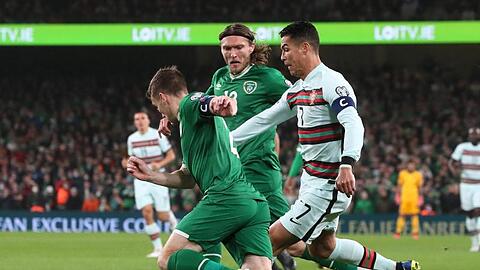 Die Iren Seamus Coleman (l) und Jeff Hendrick (hinten) doppeln Cristiano Ronaldo.