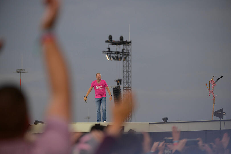 Mario Barth trat im Vorprogramm von Andreas Gabalier auf – und kam mit "Männer sind Frauen"-Spruch auf dem T-Shirt