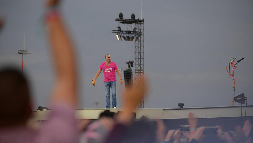Mario Barth trat im Vorprogramm von Andreas Gabalier auf – und kam mit "Männer sind Frauen"-Spruch auf dem T-Shirt Mario Barth trat im Vorprogramm von Andreas Gabalier auf – und kam mit "Männer sind Frauen"-Spruch auf dem T-Shirt