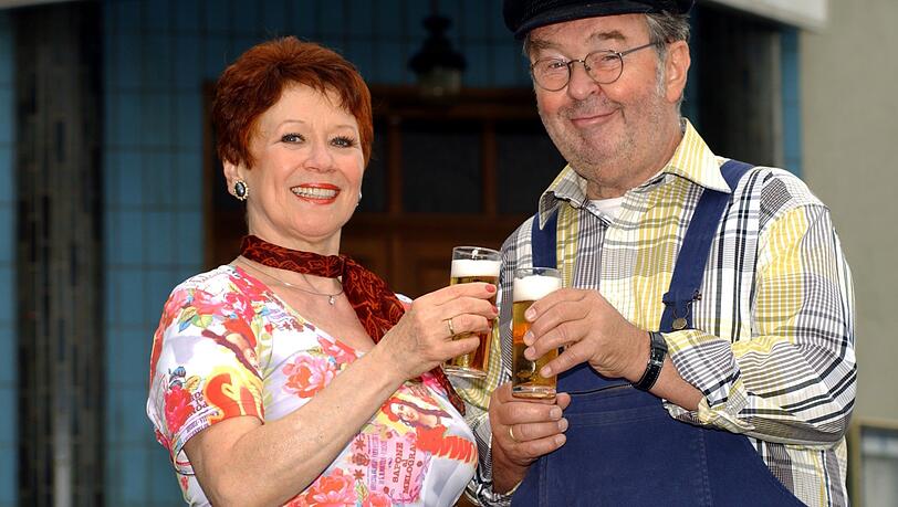 Das Schauspielerehepaar Ernst Hilbich als Jupp Adamski und Lotti Krekel als Trudi Fritsch am Rande von Dreharbeiten zu der WDR-Fernsehserie "Die Anrheiner". Das Schauspielerehepaar Ernst Hilbich als Jupp Adamski und Lotti Krekel als Trudi Fritsch am Rande von Dreharbeiten zu der WDR-Fernsehserie "Die Anrheiner".