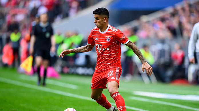 Die Verantwortlichen des FC Bayern halten viel von João Cancelo. Die neue Ablöseforderung von Manchester City macht nun Hoffnung, dass der Portugiese beim Rekordmeister bleibt.