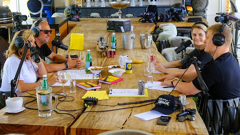 Carmen und Robert Geiss (l.) mit Hazel Brugger und Thomas Spitzer bei der Podcast-Aufnahme.