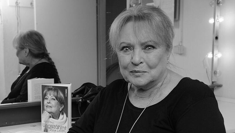 Film-Diva Karin Baal neben ihrer 2012 erschienen Autobiografie "Ungezähmt: Mein Leben".