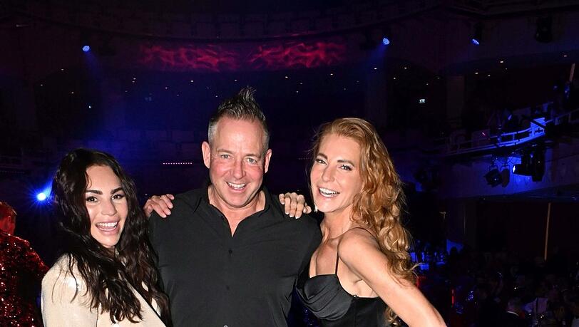 Auch dabei: Tom Novy mit Freundin sowie Giulia Siegel (rechts).