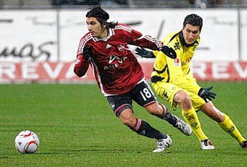 Dank ihm boomt der Club im israelischen TV: Nationalspieler Almog Cohen, der hier  Dortmunds Superstar Nuri Sahin (r.) davonläuft.