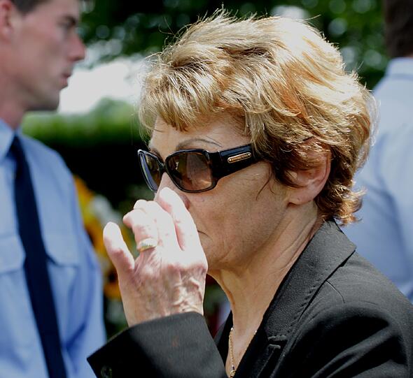 Trauer um einen Helden: Wiesn-Wirt Toni Roiderer, seine Ehe-Frau Christl und Bruder Thomas trauern um Markus. Unter den Trauergästen waren auch Waldemar Hartmann, Gabriele Weishäupl und viele Freunde der Familie. Der 33-jährige Markus Roiderer erlag einem Hirntumor. Die Bilder von der Beerdigung in Straßlach.