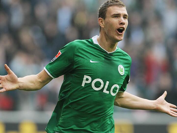 Noch zu Dzekos Wolfsburger Zeiten waren die Bayern ja an dem 26 Jahre alten Bosnier dran, ehe der sich im Januar 2011 für Manchester City entschied. Mit den "Citizens" gewann Dzeko vor kurzer Zeit den Premier League-Titel.