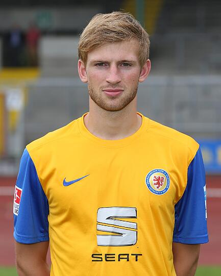 Aufsteiger Eintracht Braunschweig setzt auf klassisches Design. Gelbe Jerseys mit hellblauen Ärmeln, hellblaue Hosen und Stutzen lassen ein Gefühl von Nostalgie aufkommen.