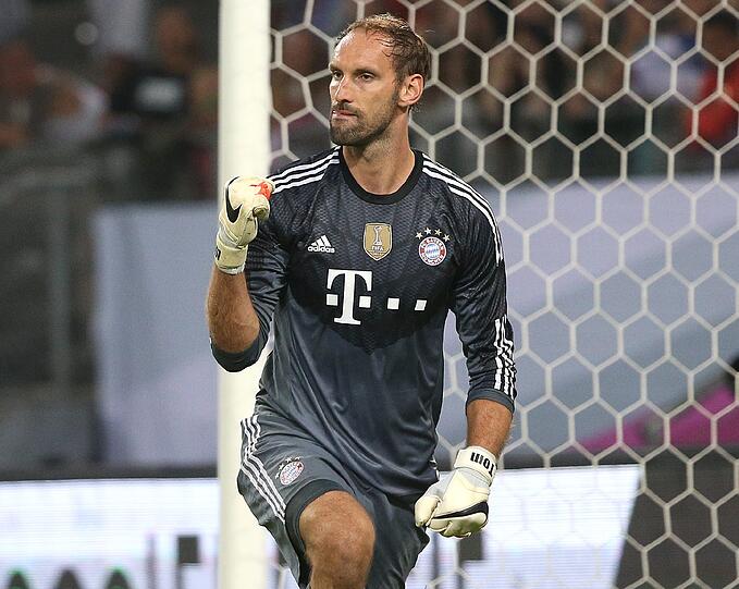 Tom Starke hat sich nicht über die Verpflichtung von Pepe Reina gefreut: Pep Guardiola ernannte seinen Landsmann zur Nummer Zwei, Starke rutschte ab. Jetzt könnte Reina gehen und Starke wieder die Position des zuverlässigen Neuer-Vertreters einnehmen.