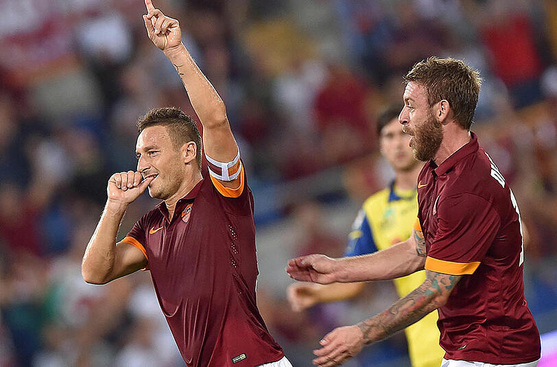 Romas Francesco Totti: Nach jedem Tor schaut er auf die Tribüne zu seiner Frau und nuckelt am Daumen.