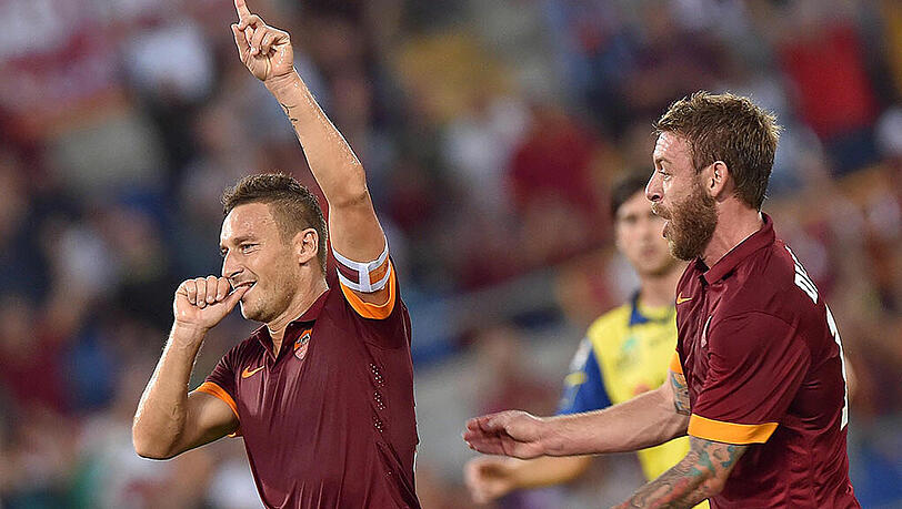 Romas Francesco Totti: Nach jedem Tor schaut er auf die Tribüne zu seiner Frau und nuckelt am Daumen. Romas Francesco Totti: Nach jedem Tor schaut er auf die Tribüne zu seiner Frau und nuckelt am Daumen.