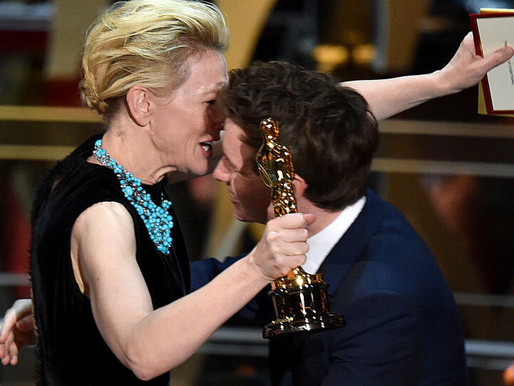 Der große Moment: Cate Blanchett überreicht Eddie Redmayne seinen Oscar