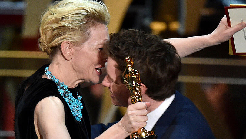 Der große Moment: Cate Blanchett überreicht Eddie Redmayne seinen Oscar Der große Moment: Cate Blanchett überreicht Eddie Redmayne seinen Oscar