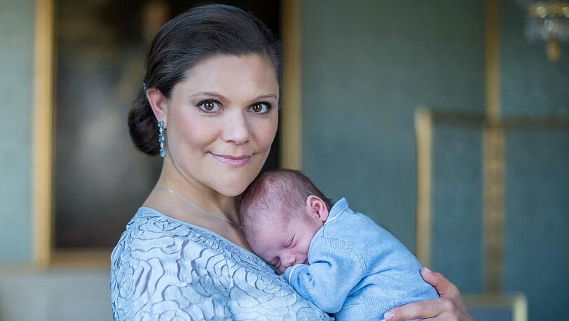Kronprinzessin Victoria von Schweden mit ihrem zweiten Kind, Prinz Oscar Carl Olof. Kronprinzessin Victoria von Schweden mit ihrem zweiten Kind, Prinz Oscar Carl Olof.