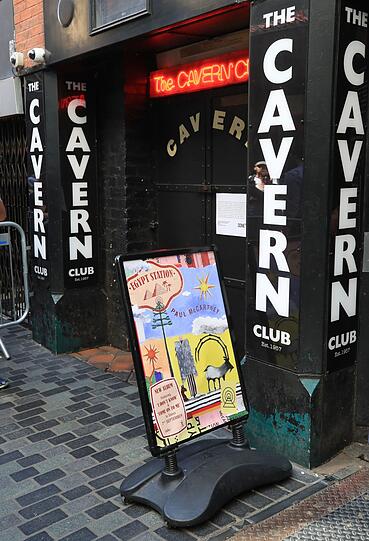Ex-Beatle Paul McCartney tritt im Cavern Club auf. Der 76-Jährige begeistert trotz drückender Hitze 250 Fans mit seiner fast jugendlichen Spielfreude.