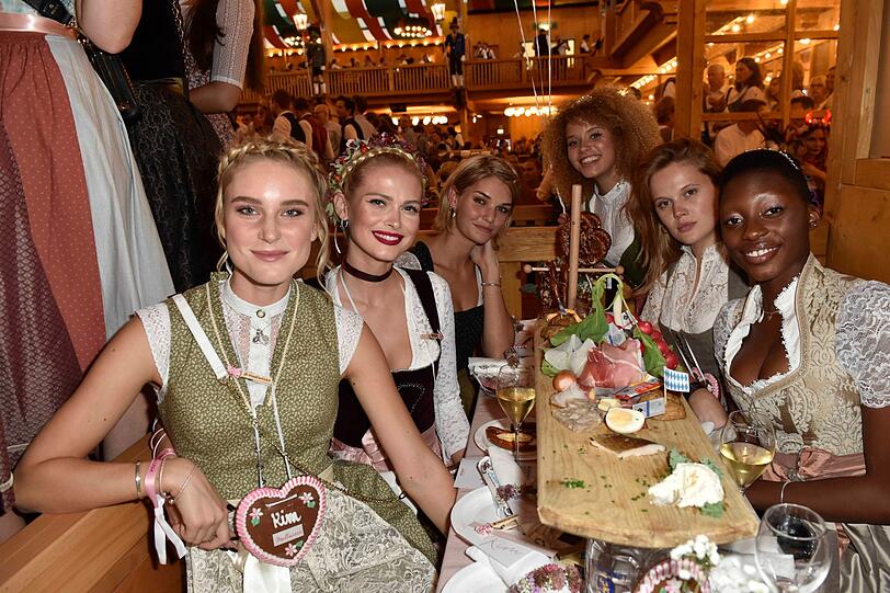 Kim Hnizdo, Darya Strelnikova, Luisa Hartema, Taynara Silva Joy, Pia Riegel und Toni Dreher