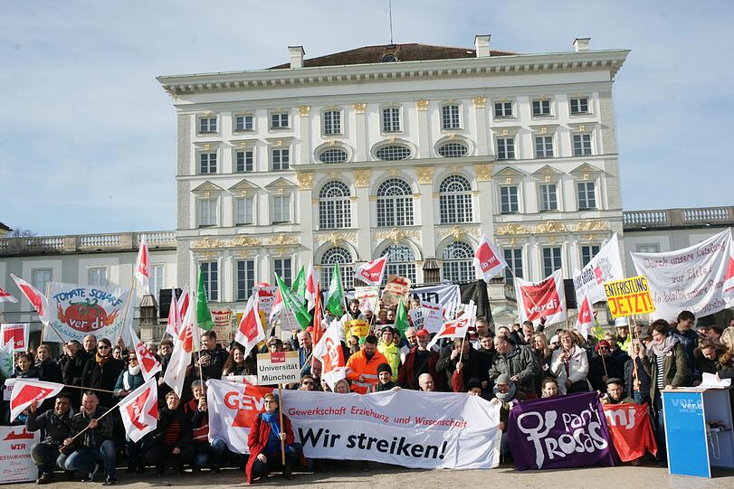 Die Tarifbeschäftigten trafen sich am Donnerstag zu einem Flashmob vor dem Nymphenburger Schloss.