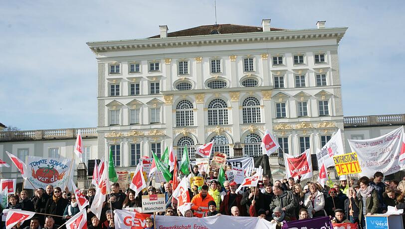 Die Tarifbeschäftigten trafen sich am Donnerstag zu einem Flashmob vor dem Nymphenburger Schloss. Die Tarifbeschäftigten trafen sich am Donnerstag zu einem Flashmob vor dem Nymphenburger Schloss.