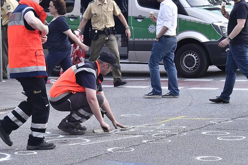 Schrecklicher Unfall: Eine 82-Jährige wird mitsamt ihrem elektrischen Rollstuhl unter einem Transporter eingeklemmt.