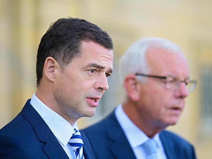 CDU-Landesvorsitzender, Mike Mohring (l), und CSU-Fraktionsvorsitzender, Thomas Kreuzer, geben ein Pressestatement ab. Foto: Nicolas Armer