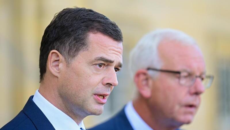 CDU-Landesvorsitzender, Mike Mohring (l), und CSU-Fraktionsvorsitzender, Thomas Kreuzer, geben ein Pressestatement ab. Foto: Nicolas Armer CDU-Landesvorsitzender, Mike Mohring (l), und CSU-Fraktionsvorsitzender, Thomas Kreuzer, geben ein Pressestatement ab. Foto: Nicolas Armer