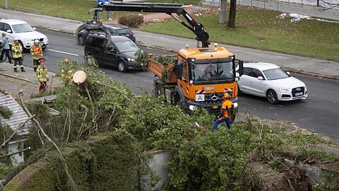 Umgestürzte Bäume liegen auf dem Friedhof im Ortsteil Partenkirchen. Foto: Josef Hornsteiner/dpa
