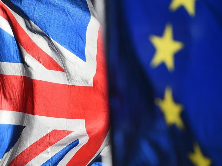 Die Flaggen von Großbritannien und EU vor dem Parlament in London. Noch sind die "Nach-Brexit-Beziehungen" nicht endgültig geklärt.