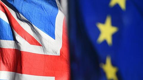 Die Flaggen von Großbritannien und EU vor dem Parlament in London. Noch sind die "Nach-Brexit-Beziehungen" nicht endgültig geklärt.