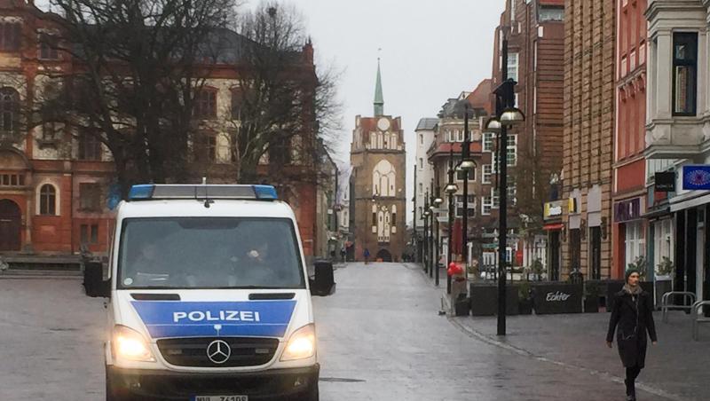 Ein Polizeifahrzeug ist in der menschenleeren Kröpeliner Straße zu sehen. Ein Polizeifahrzeug ist in der menschenleeren Kröpeliner Straße zu sehen.