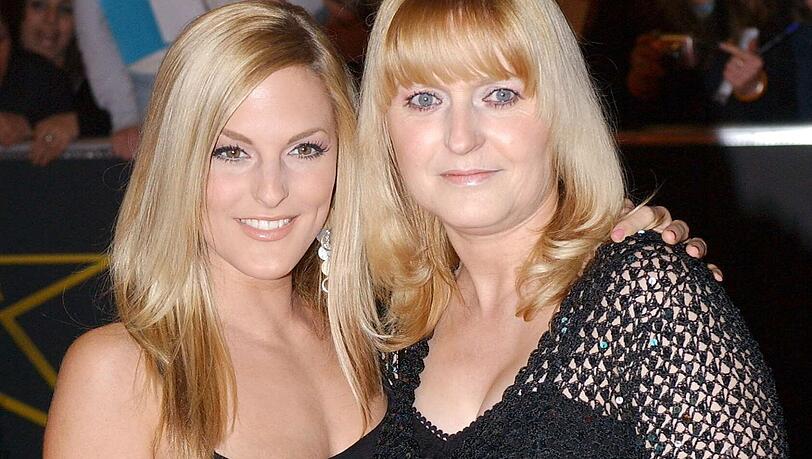 Sandy Mölling und Mutter Dagmar bei einer Award-Verleihung 2005. Sandy Mölling und Mutter Dagmar bei einer Award-Verleihung 2005.