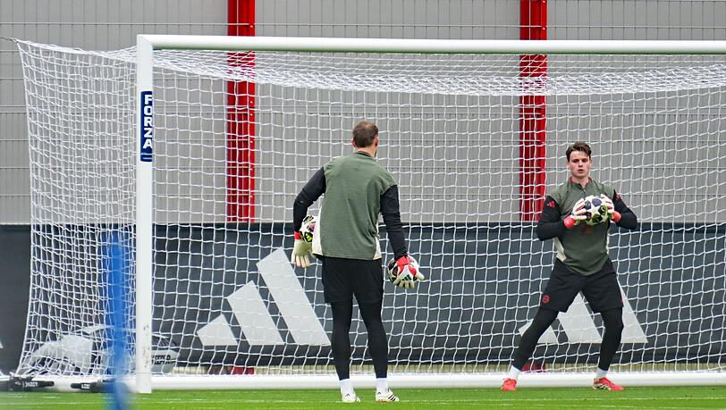 Jonas Urbig beim Abschlusstraining in Aktion, links Manuel Neuer.