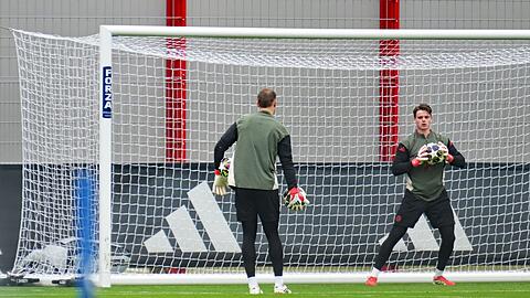 Jonas Urbig beim Abschlusstraining in Aktion, links Manuel Neuer.