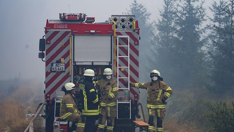 Hunderte von Feuerwehrleuten sind an der Eindämmung des Brands im Naturschutzgebiet Hohes Venn beteilgt. Hunderte von Feuerwehrleuten sind an der Eindämmung des Brands im Naturschutzgebiet Hohes Venn beteilgt.
