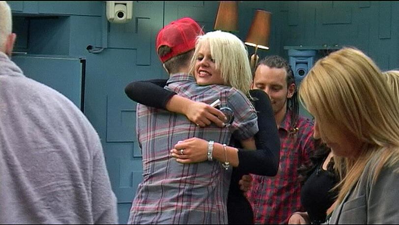 Doch das Glücksgefühl hielt nicht lange an. DIE Entscheidung des Abends stand an: Wer fliegt aus der TV-WG? Jasmin und Jordan? Mit knappen 51 Prozent entschieden die Zuschauer dass Jasmin das &bdquo;Big Brother&ldquo;-Haus verlassen muss. Und so zog die 21-Jährige nach einem kurzen Abschied nach genau sieben Wochen aus Deutschlands berühmtester TV-WG aus.
