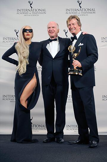 Sie erregte das meiste Aufsehen: Sängerin Lady Gaga in einem extrem hochgeschlizten Kleid - hier zu sehen mit dem President der Emmys und dem Preisträger Nigel Lythgoe