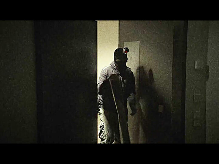 Wie in einem Gangsterfilm brechen die Täter in die Loge ein...
