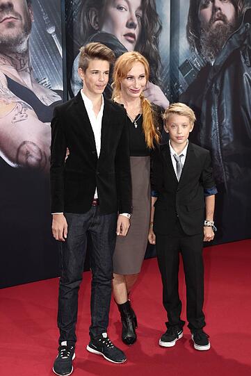 Andrea Sawatzki mit ihren Söhnen Bruno und Moritz