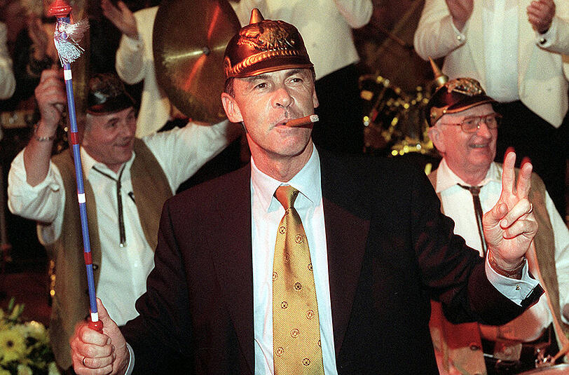 Meisterfeier in Dortmund: Der BVB-Trainer Ottmar Hitzfeld im Jahr 1996. (Archivbild)