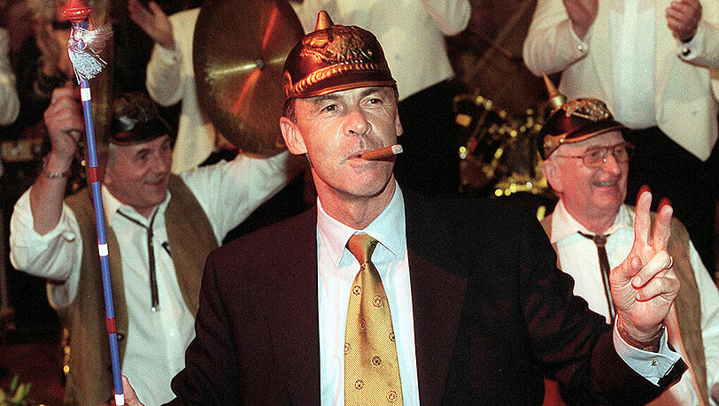 Meisterfeier in Dortmund: Der BVB-Trainer Ottmar Hitzfeld im Jahr 1996. (Archivbild) Meisterfeier in Dortmund: Der BVB-Trainer Ottmar Hitzfeld im Jahr 1996. (Archivbild)