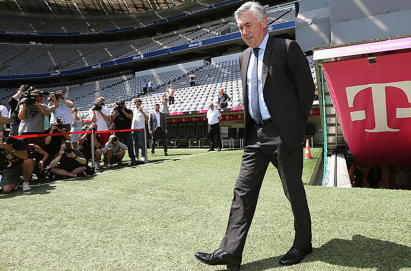 Lichtgestalt am Ende des Spielertunnels: Carlo Ancelotti betritt den Rasen der Allianz Arena.
