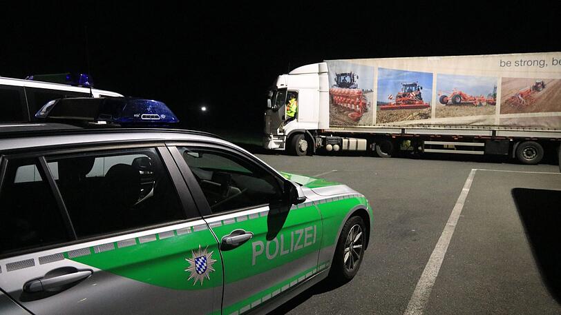 Erschöpft und ausgehungert kletterten die Männer von der Ladefläche.