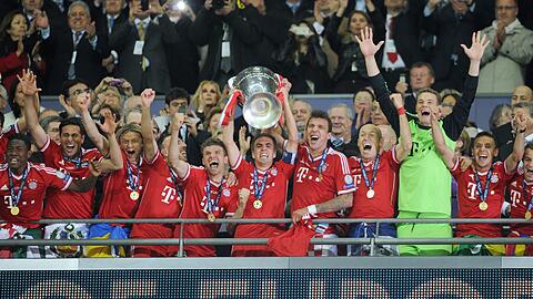 Ein Moment für die Geschichtsbücher: Philipp Lahm reckt für den FC Bayern den Henkelpott in die Höhe